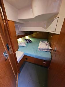uma pequena cama na parte de trás de um barco em White Pearl em Constança