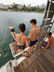 un grupo de chicos parados en la cubierta de un barco en White Pearl en Constanza