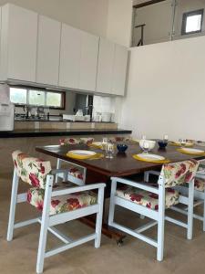 cocina con mesa y 2 sillas en Casa em resort na Taiba, en São Gonçalo do Amarante