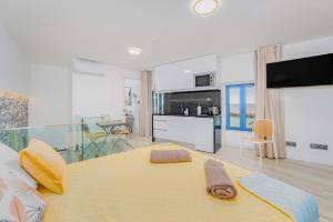 Η κουζίνα ή μικρή κουζίνα στο Chalé Henrique - Beachfront apartments at Calheta Beach