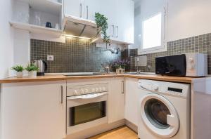 a kitchen with a washing machine and a washer at Centrico Tranquilo 2 dormitorios in Jerez de la Frontera