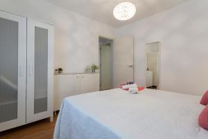 a white bedroom with a large bed in a room at Centrico Tranquilo 2 Rooms in Jerez de la Frontera