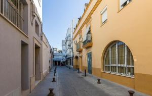 an empty street in an alley between buildings at Centrico Tranquilo 2 Rooms in Jerez de la Frontera