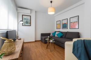 a living room with a couch and a tv at Centrico Tranquilo 2 dormitorios in Jerez de la Frontera