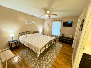 Schlafzimmer mit einem Bett und einem Deckenventilator in der Unterkunft Homey Townhouse Near Lake & Sports Complex in Guntersville