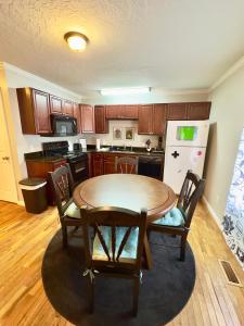 una cucina con tavolo e sedie in una stanza di Homey Townhouse Near Lake & Sports Complex a Guntersville