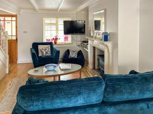 uma sala de estar com um sofá e uma mesa em September Cottage em Chickerell