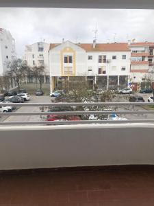 uma varanda com vista para um parque de estacionamento em Casa das Borboletas em Évora