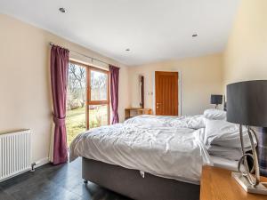 Un dormitorio con una cama grande y una ventana en Birch - Uk38858 en Belladrum