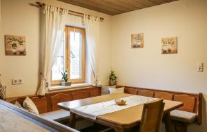 Restavracija oz. druge možnosti za prehrano v nastanitvi Pet Friendly Home In Oberwlz With Kitchen