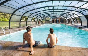 2 personnes assises dans l'eau dans une piscine dans l'établissement 2 Bedroom Lovely stacaravan In Harderwijk, à Harderwijk