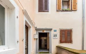 ロヴランにある1 Bedroom Lovely Apartment In Lovranの窓とドアのある建物の廊下