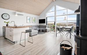 Μια τηλεόραση ή/και κέντρο ψυχαγωγίας στο Amazing Home In Juelsminde With Kitchen