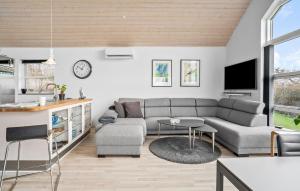 uma sala de estar com um sofá e uma mesa em Amazing Home In Juelsminde With Kitchen em Sønderby