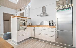 Η κουζίνα ή μικρή κουζίνα στο Amazing Home In Juelsminde With Kitchen +8 φωτογραφίες