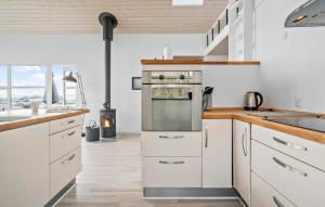 Majoituspaikan Amazing Home In Juelsminde With Kitchen keittiö tai keittotila