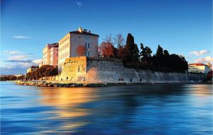 扎達爾的住宿－Cozy Apartment In Zadar With Wi-fi，河边的建筑物