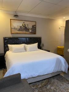 سرير أو أسرّة في غرفة في elim glamour hotel