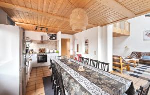 cocina y comedor con mesa en una habitación en Nice Apartment In Wald With Kitchen en Wald