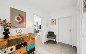 uma sala de estar com uma cómoda e uma cadeira em 2 Bedroom Stunning Apartment In Attendorn em Attendorn