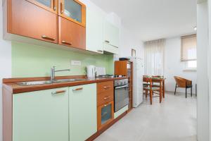 cocina con fregadero y fogones en Apartment Maya with sea view, en Poreč