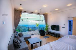 een woonkamer met een bank en een tv bij Ro Yo Rock Ella in Ella