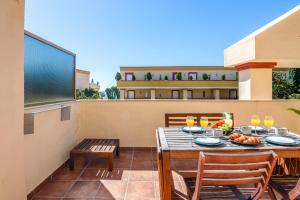 eine Terrasse mit einem Tisch und Stühlen auf dem Balkon in der Unterkunft OleHolidays 224 Romana Playa con vistas al mar in Marbella