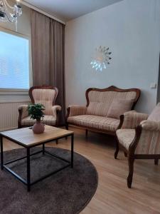 uma sala de estar com duas cadeiras e uma mesa de centro em Matintalo em Ylivieska