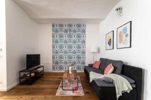 uma sala de estar com um sofá e uma mesa de centro em HM • Cozy 1BR Duplex Near Center em Viena