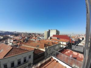 uitzicht op een stad met daken en gebouwen bij Vista Bolhão Studio in Porto