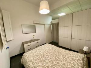 - une chambre avec un lit, une commode et une télévision dans l'établissement Pretty apartment next to Chianti and Florence, à Tavarnuzze