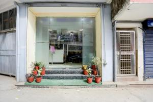 drzwi wejściowe budynku z doniczkami w obiekcie GRAND HOMESTAY w Nowym Delhi