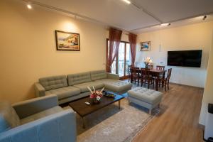 - un salon avec un canapé et une table dans l'établissement Residenza Lago Sereno, à Porto Ceresio