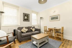 a living room with a couch and a table at Very Central - Comfy & Quiet In Westminster For 4 in London