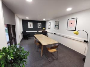 un bureau avec une table, des chaises et un bureau dans l'établissement For Students Only at Great Patrick Street, à Belfast 17 autres photos