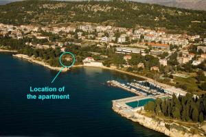 una vista aérea de una isla en el agua en Beachfront apartment Drazen, with garden en Split