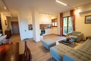 a living room with a couch and a table at Residenza Lago Sereno in Porto Ceresio