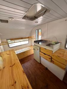 una cabaña con vistas interiores a una cocina en Glamping Playa Mansa en Mina Clavero