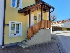 グムンデンにあるFeWo beim Schloss Orth mit eigenem Parkplatzの黄色い家