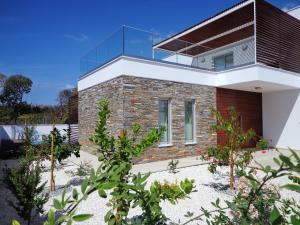 een stenen huis met een glazen dak bij Kyma 3 Bed Villa + Pool in Yeroskipos