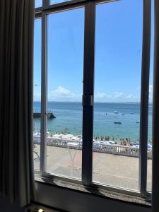 una ventana con vistas a la playa en Manga Rosa Suites, en Salvador