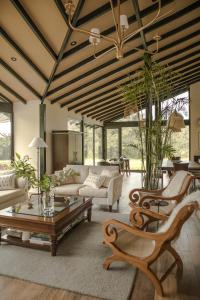 un soggiorno con divano e tavolo di Sierra Sacred Valley a Urubamba