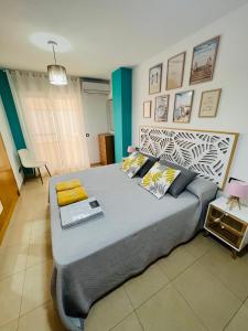 APARTAMENTO SITUADO EN EL CENTRO CON 3 HABITACIONES, DISPONE DE AIRE ACONDICIONADO Y WIFI A 150m DE LA PLAYA Y EL CASTILLO客房内的一张或多张床位