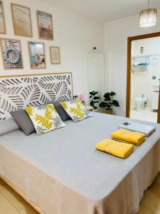 APARTAMENTO SITUADO EN EL CENTRO CON 3 HABITACIONES, DISPONE DE AIRE ACONDICIONADO Y WIFI A 150m DE LA PLAYA Y EL CASTILLO客房内的一张或多张床位
