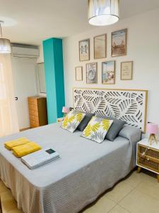 APARTAMENTO SITUADO EN EL CENTRO CON 3 HABITACIONES, DISPONE DE AIRE ACONDICIONADO Y WIFI A 150m DE LA PLAYA Y EL CASTILLO客房内的一张或多张床位