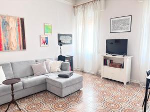 a living room with a couch and a tv at Casa Sibilla in Ferrara