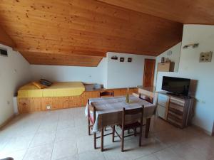 a room with a dining table and a bed at Dario studio apartman in Kukljica