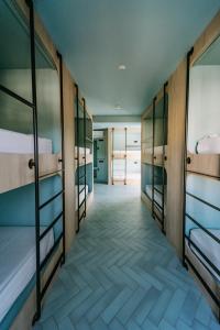 um corredor com dois beliches num quarto em The Boc Hostels - Beach em Can Pastilla