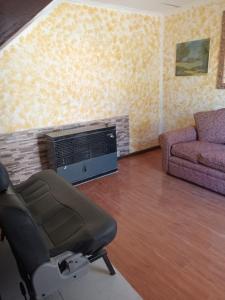 - un salon avec une chaise et un canapé dans l'établissement Lenga, à Punta Arenas