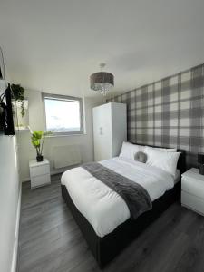ein Schlafzimmer mit einem großen Bett und einem Fenster in der Unterkunft City Centre Luxury 2 Bed Apartment Free Parking in Liverpool